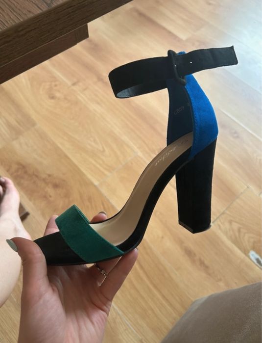 Sandałki na obcasie