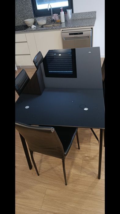 Conjunto Mesa de Jantar em Vidro Escuro + 5 Cadeiras Pretas