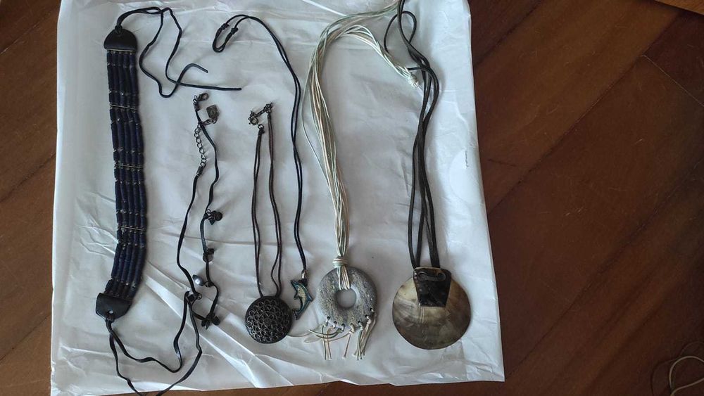 Fios e colares diversos: 22 exemplares