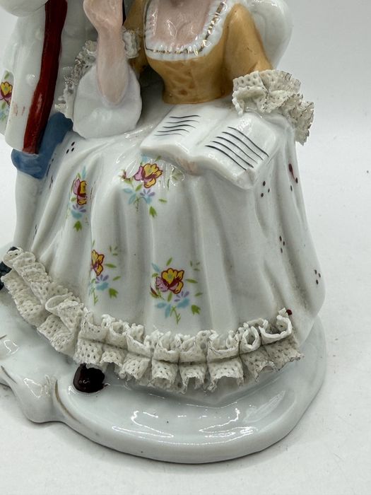 Porcelanowa figurka przedstawiająca parę muzyków w stylu rokoko