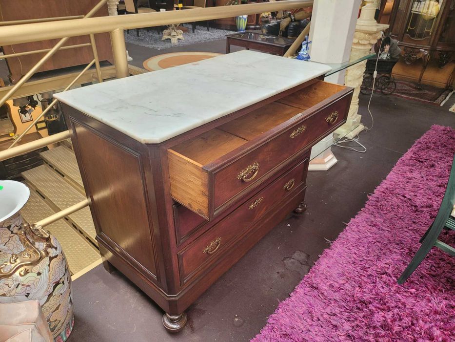 Cómoda muito antiga em madeira com tampo em pedra