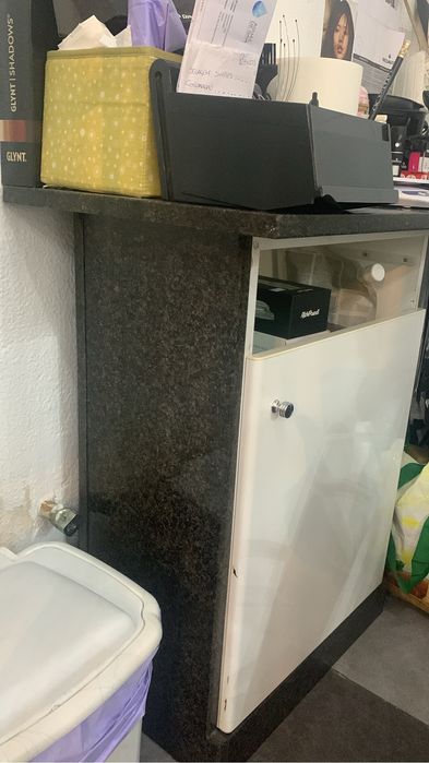 Balcao de rececao em marmore preto