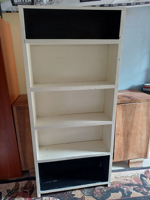 Biało czarny regał drewno