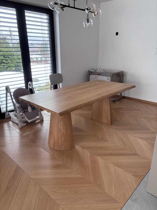 Stół dębowy z litego drewna producent