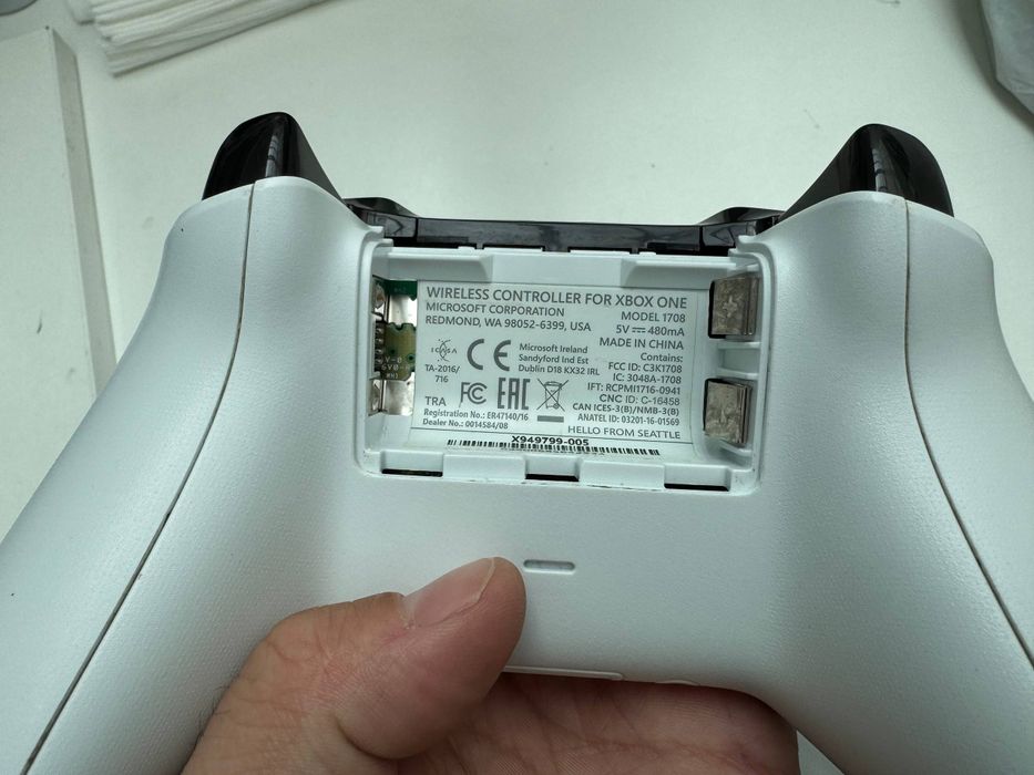 Xbox one s 1 tb + 2 игры
