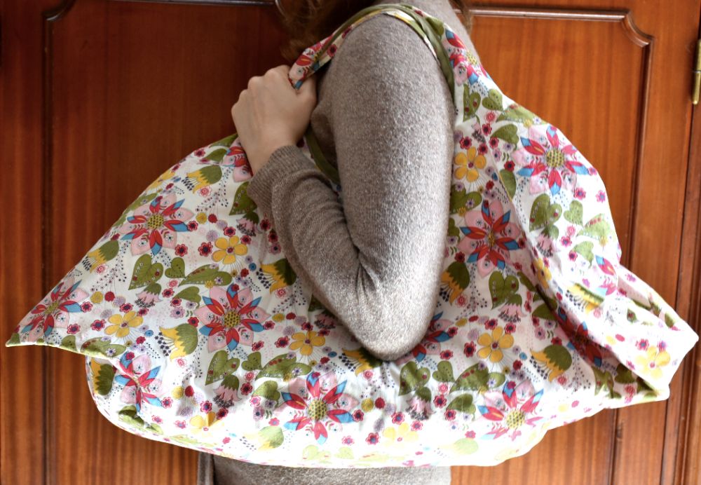 Saco branco com flores e forro rosa (feito à mão)