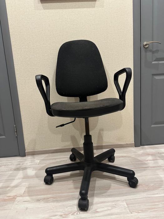 Стілець офісний чорний