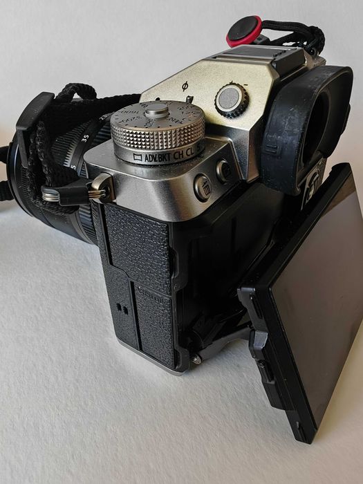 Fujifilm X-T5 Silver + XF 18-55mm – Excellent ConditionFujifilm X-T5 Silver + XF 18-55mm – Excellent Condition + accessories