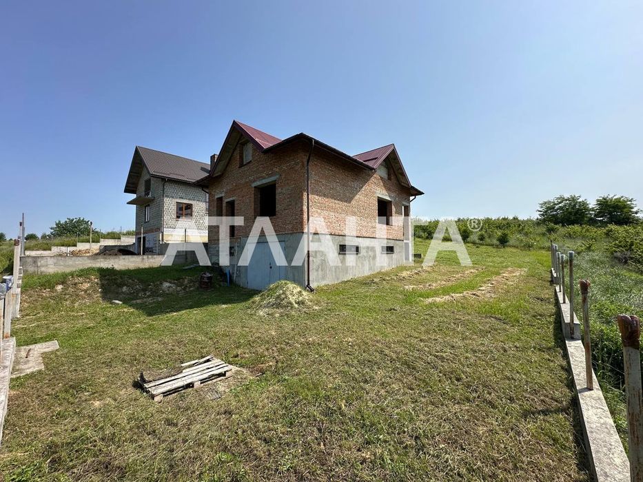 Прода окремостоячого будинку у с. Малехів на пагорбі