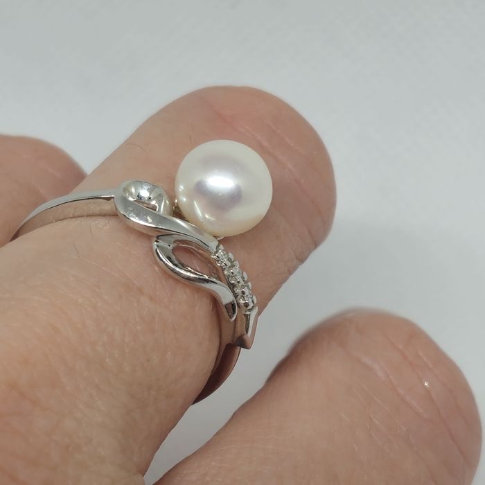 Каблучка з білого золота. З перлиною та діамантами. Нова.