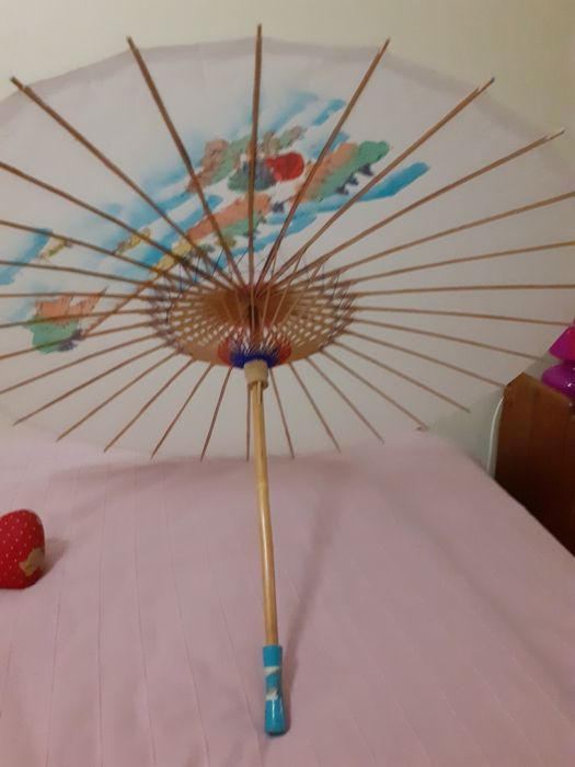 Chapéu chinês. Decorativo com desenhos pintados*