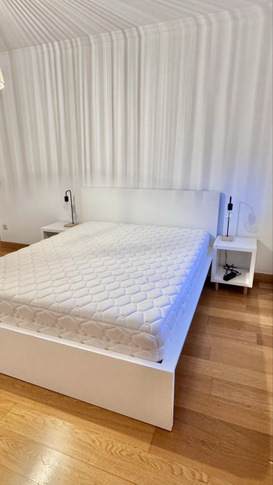 Cama de casal IKEA , com colchão e 2 mesas de cabeceira