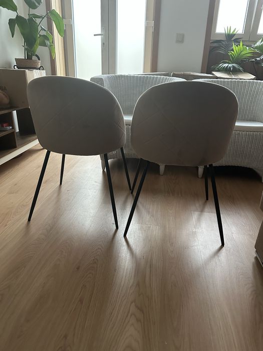 Vendo 2 cadeiras de sala de estar ou jantar, servem também para escritório.