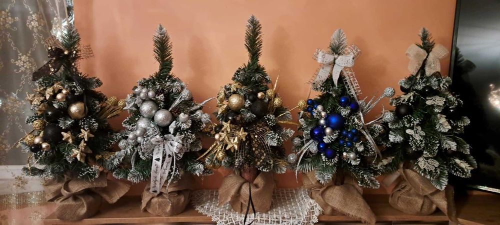 Choinka sztuczna na pniu 70cm z ozdobami i lamkami LED - ubrana