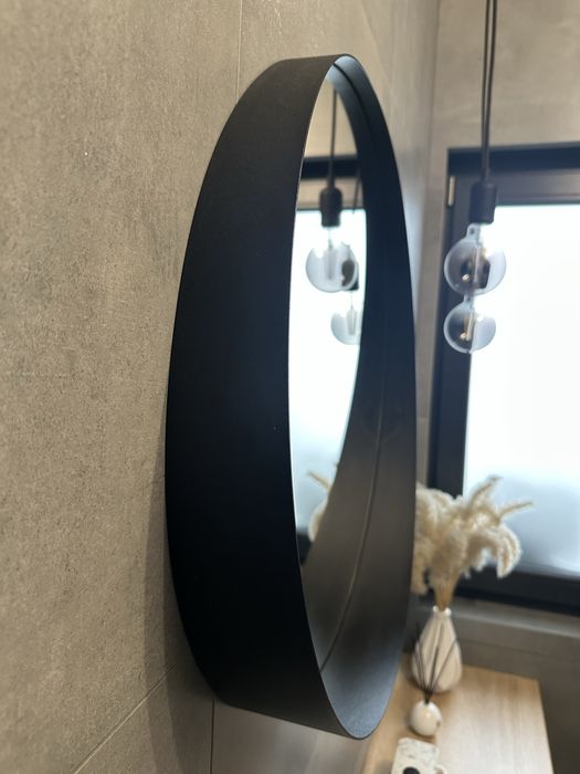 Lustro łazienkowe w czarnej ramie
