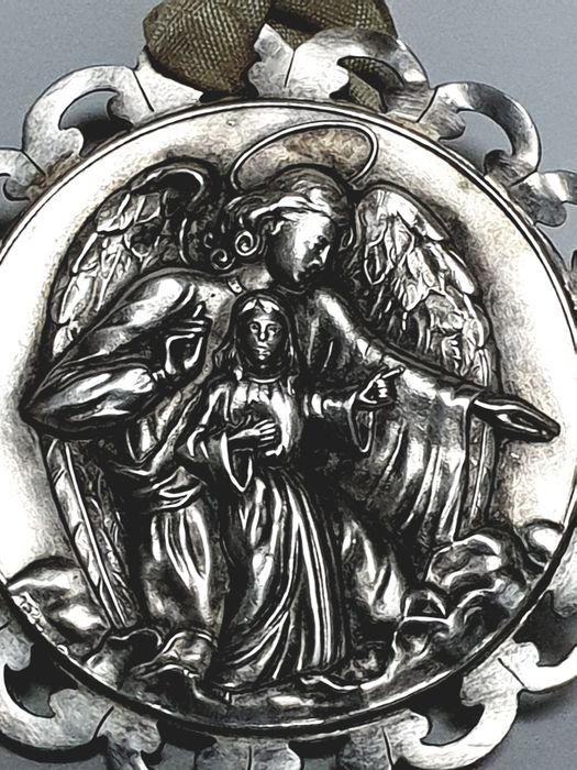Lindo grande antigo pendente Anjo da Guarda em prata contrastada