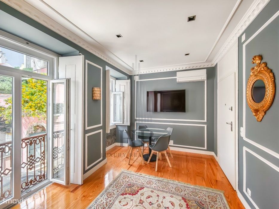 Apartamento T2 com Charme Clássico Renovado na Lapa | Lisboa