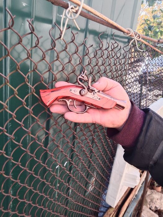 Зажигалка в  виде пистолета