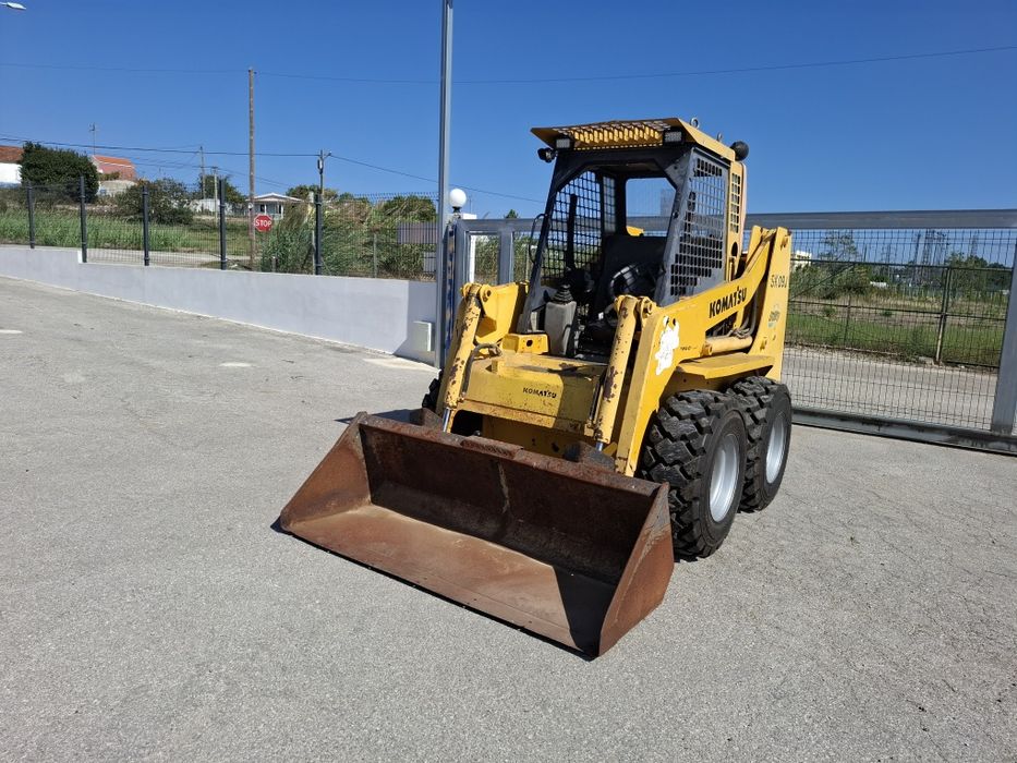 Mini carregadora Komatsu SK09J