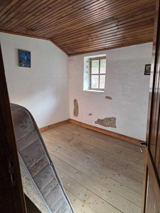Quintinha com casa com 4 quartos e terreno amplo junto ao rio