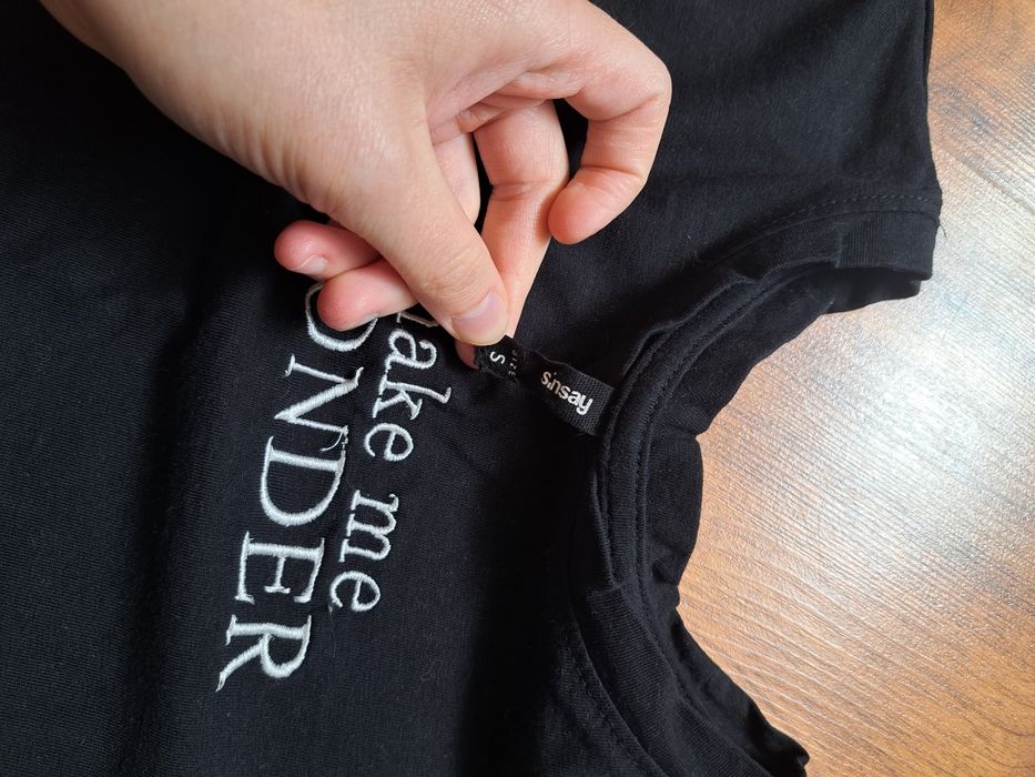 Krótsza bluzka koszulka z krótkim rękawem Sinsay S czarna z białym