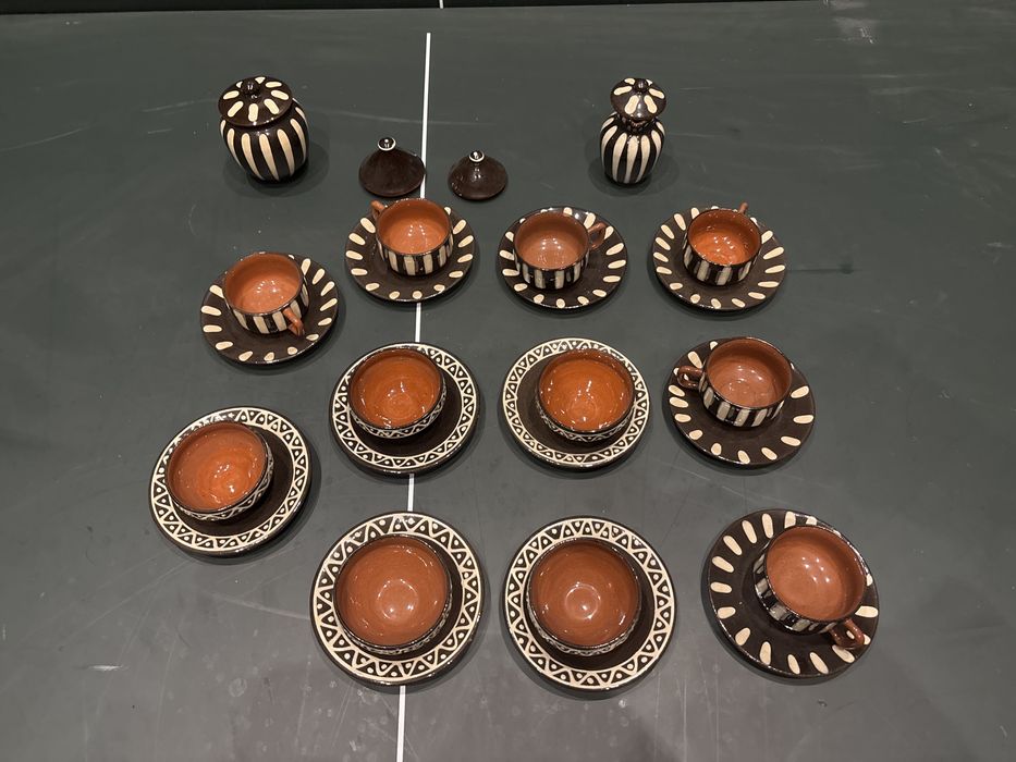 Duży zestaw ceramiczny – 11 filiżanek + dzbanek + cukiernica | ręcznie zdobiony | stan idealny