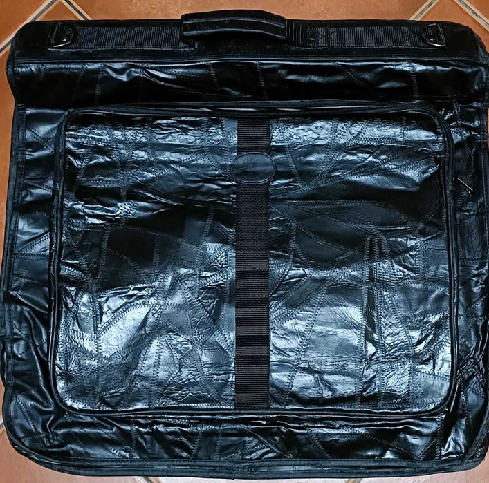 Mala em Pele preta para transportar fatos.