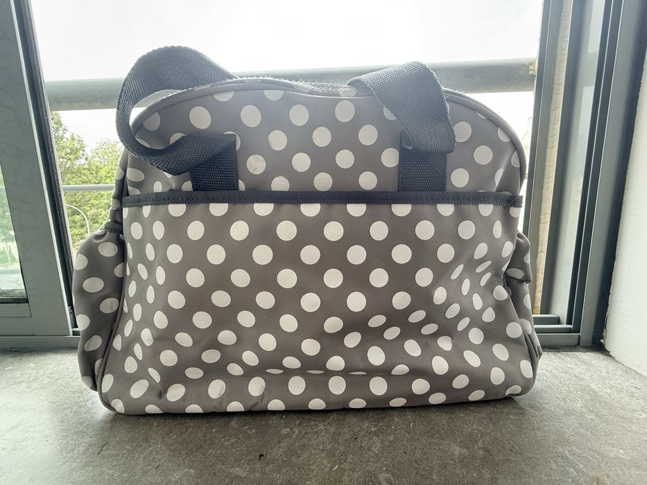 Mala de maternidade com um padrão divertido de bolinhas.