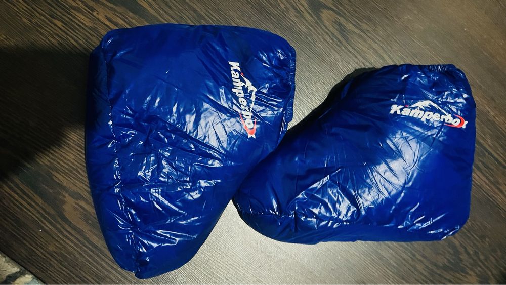 Botins azuis de penas