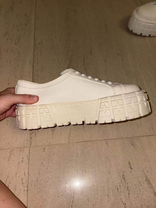 Białe buty prada