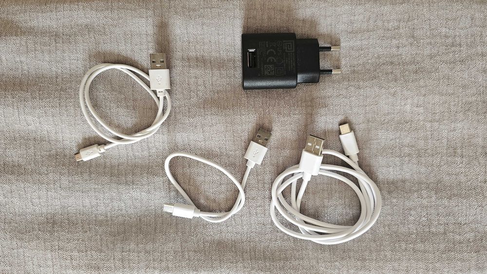 Carregador e 3 cabos telemóvel