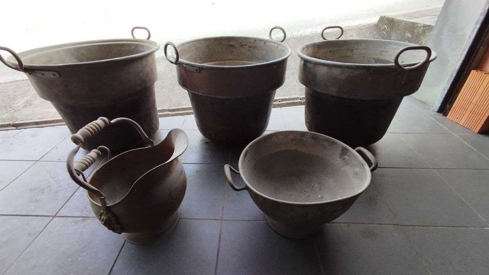 Potes antigos em cobre grandes (velharia/decoração)