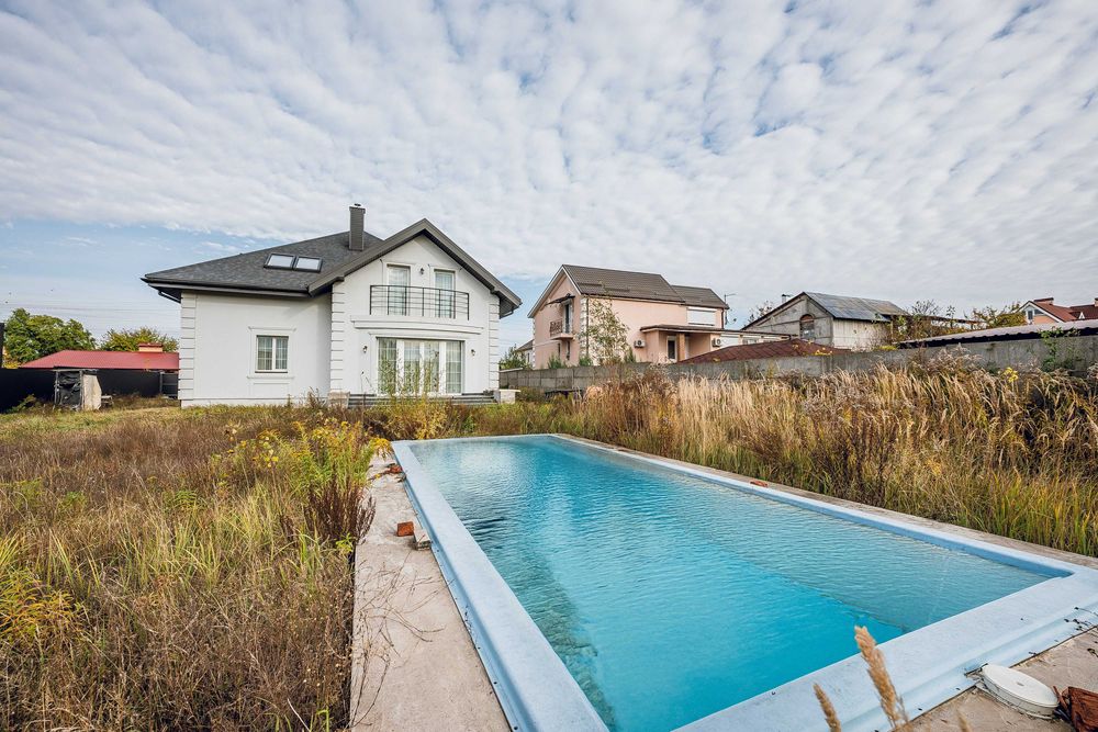 Новий будинок з басейном