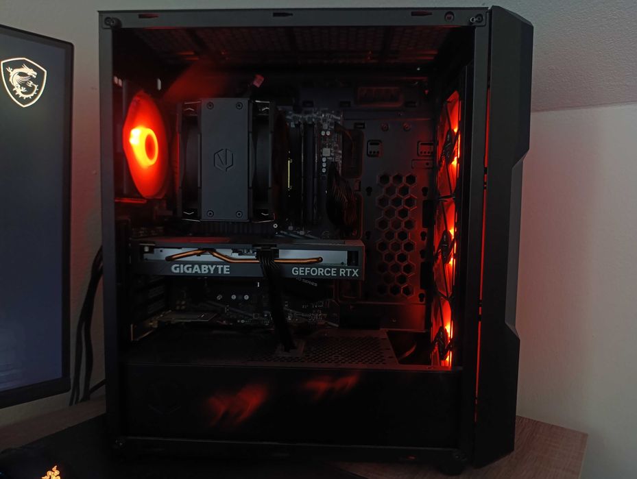 Komputer z monitorem