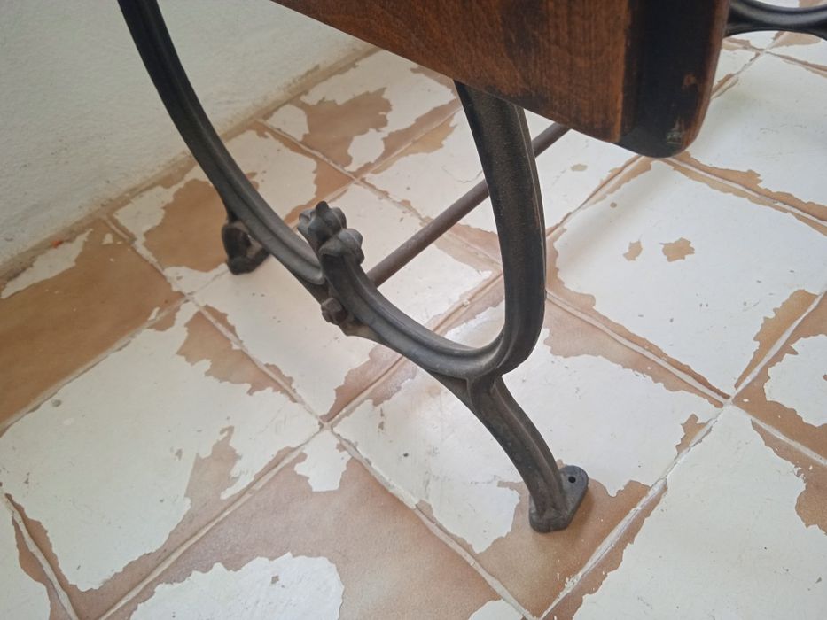 Mesa antiga ADLER de máquina costura