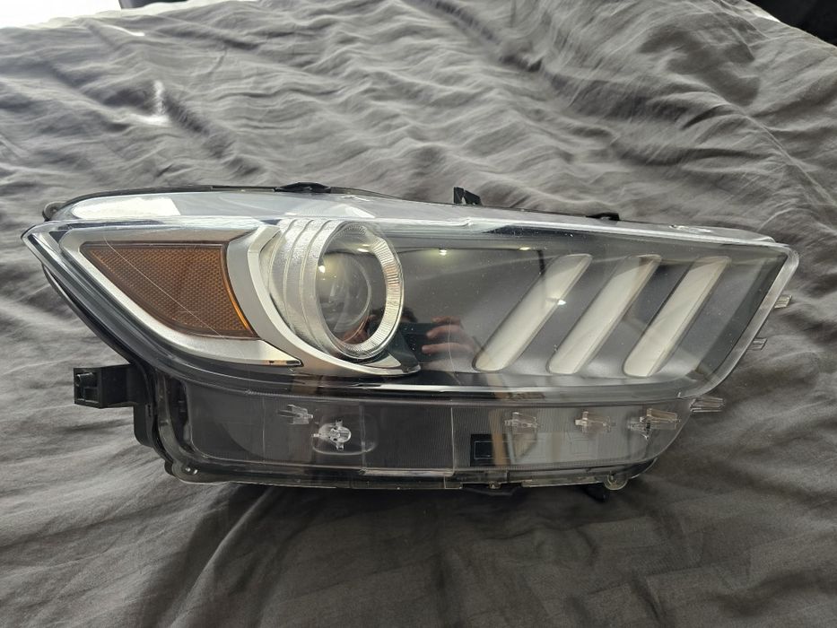 Ford mustang lampa prawy przód xenon USA