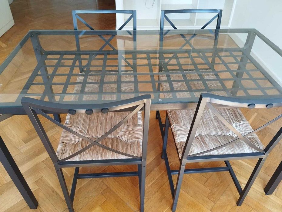 Mesa de jantar em vidro, 4 cadeiras e candeeiro