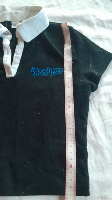 Crop top polo z kołnierzykiem sex education z napisem