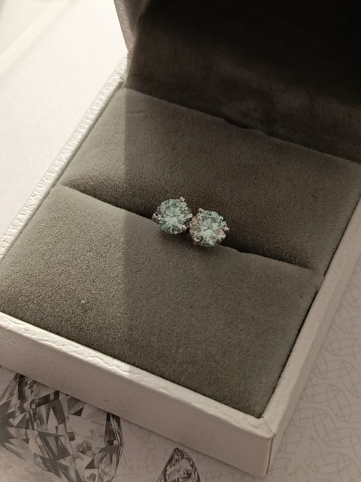 Nowe kolczyki z prawdziwym moissanitem GRA 0.5 ct w kolorze błękitnym