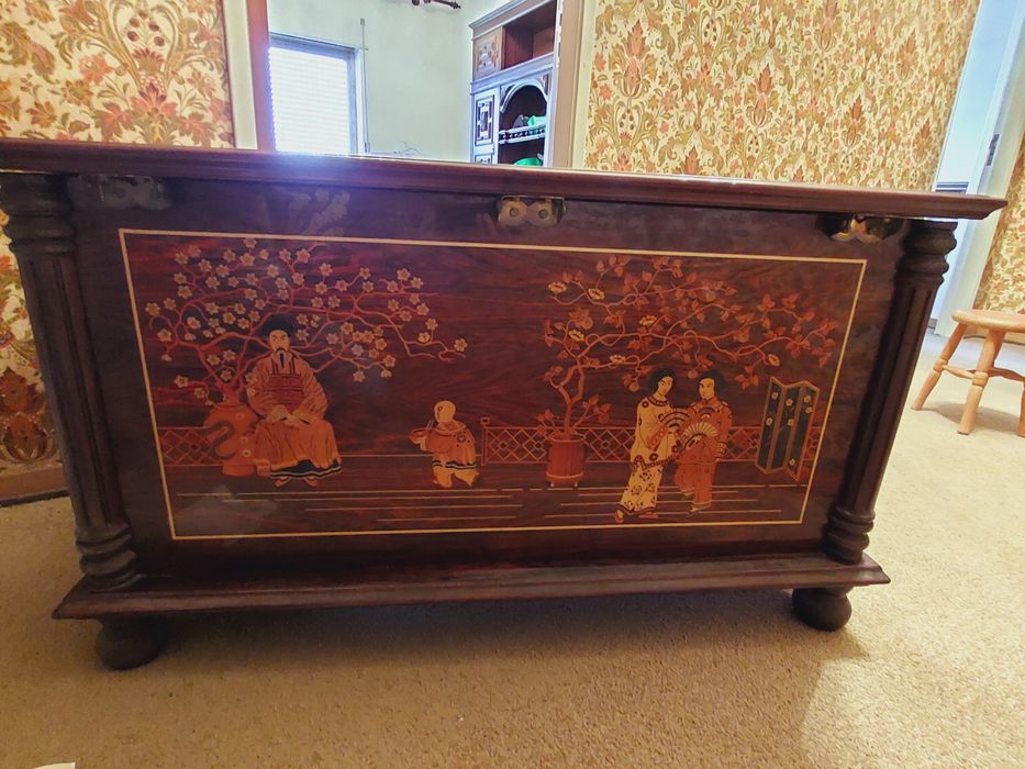 Arca / Baú com motivos chineses