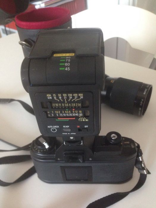 Máquina fotográfica Nikon com flash e objectiva
