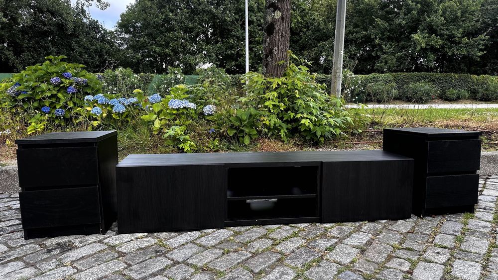 Conjunto de móveis pretos em ótimo estado