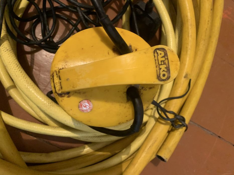 Насос та шланг для відкачування води та поливу