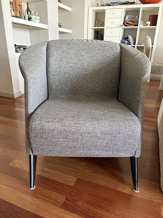 Cadeirao tecido e madeira maciça pouco uso