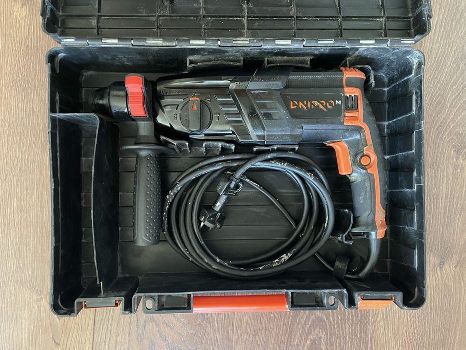 Перфоратор Днипро-М RH-100 (2,8 Дж, 880 Вт)