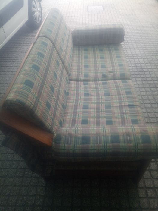 Canapé  muito antigo em madeira maciça sai o tecido todo para lavar e