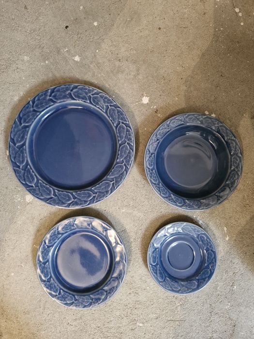 Conjunto de pratos e chávenas de cerâmica francesa em 2a mão