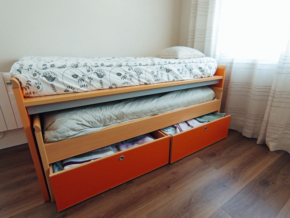 Quarto 2 camas 2 gavetões e secretária