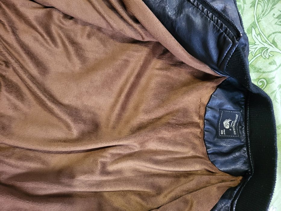 Продам утепленную кожанку курточку косуху на 6-8 лет