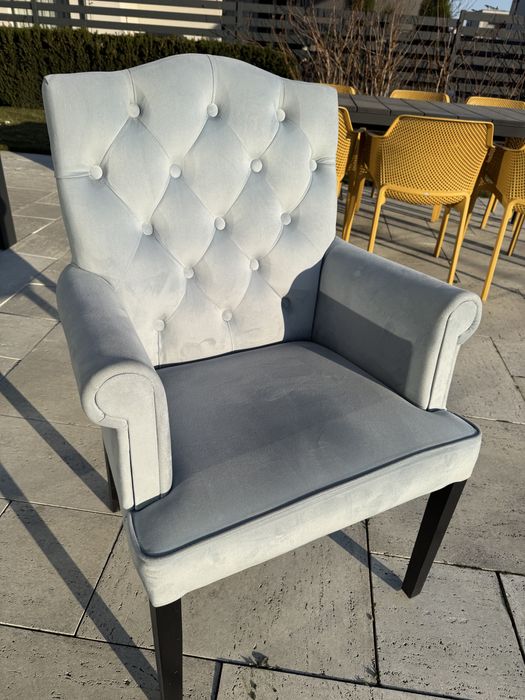 Krzeslo tapicerowane z podłokietnikami posiadam 6 szt.